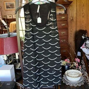 Sleeveless b envied top